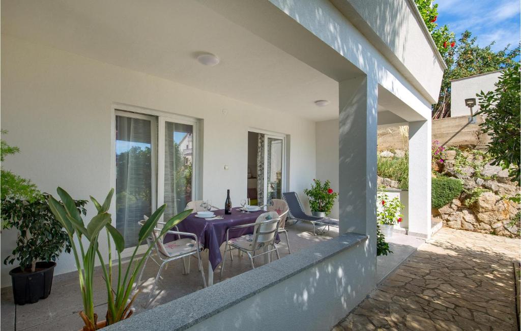 Posedenie v ubytovaní 2 Bedroom Stunning Apartment In Krk