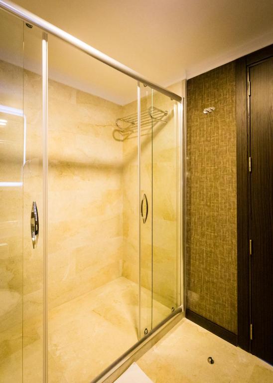 Koupelna v ubytování Lozengrad Hotel