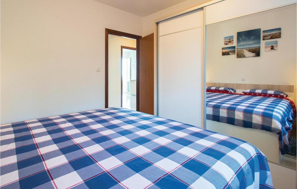 Posteľ alebo postele v izbe v ubytovaní 2 Bedroom Awesome Apartment In Labin