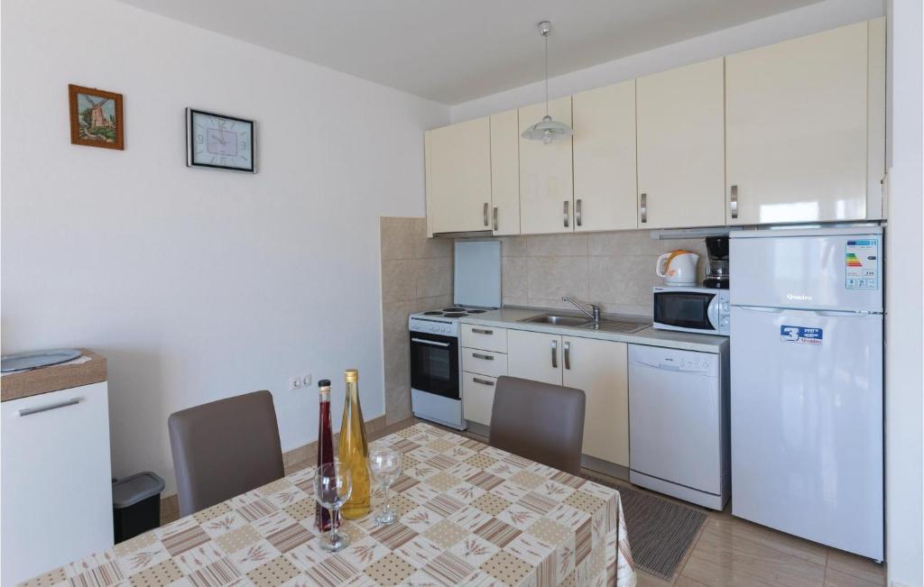 Kuchyň nebo kuchyňský kout v ubytování One-Bedroom Apartment Klek With Sea View 07