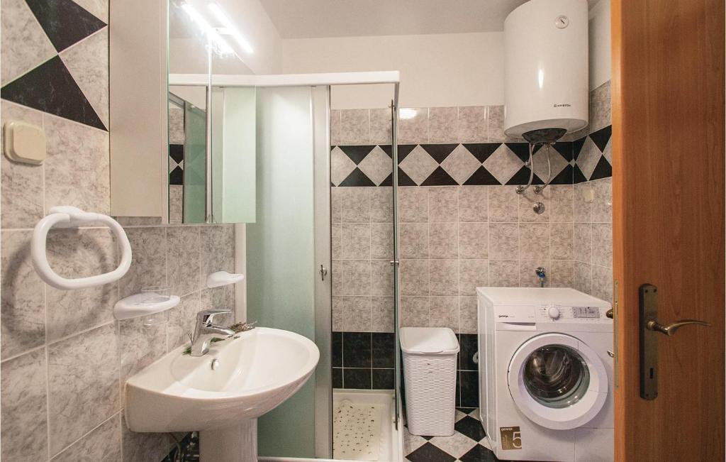 Kúpeľňa v ubytovaní 2 Bedroom Awesome Apartment In Labin