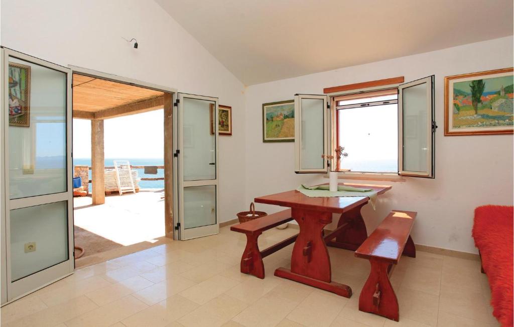 Posezení v ubytování Holiday Home Zrnovo With Fireplace X