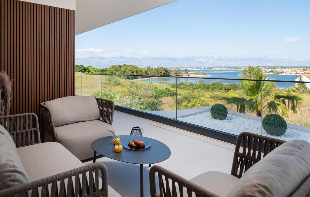 ein Zimmer mit Balkon und Meerblick in der Unterkunft Villa Luka Nin in Nin