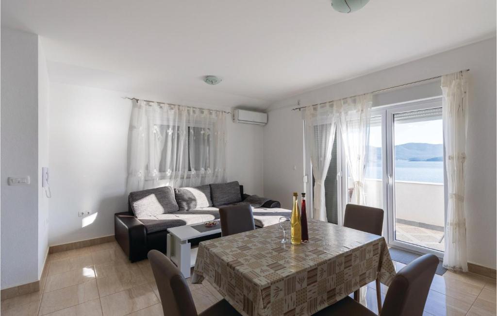 Posezení v ubytování One-Bedroom Apartment Klek With Sea View 07