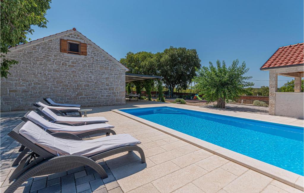Two-Bedroom Holiday Home In Pakovo Selo