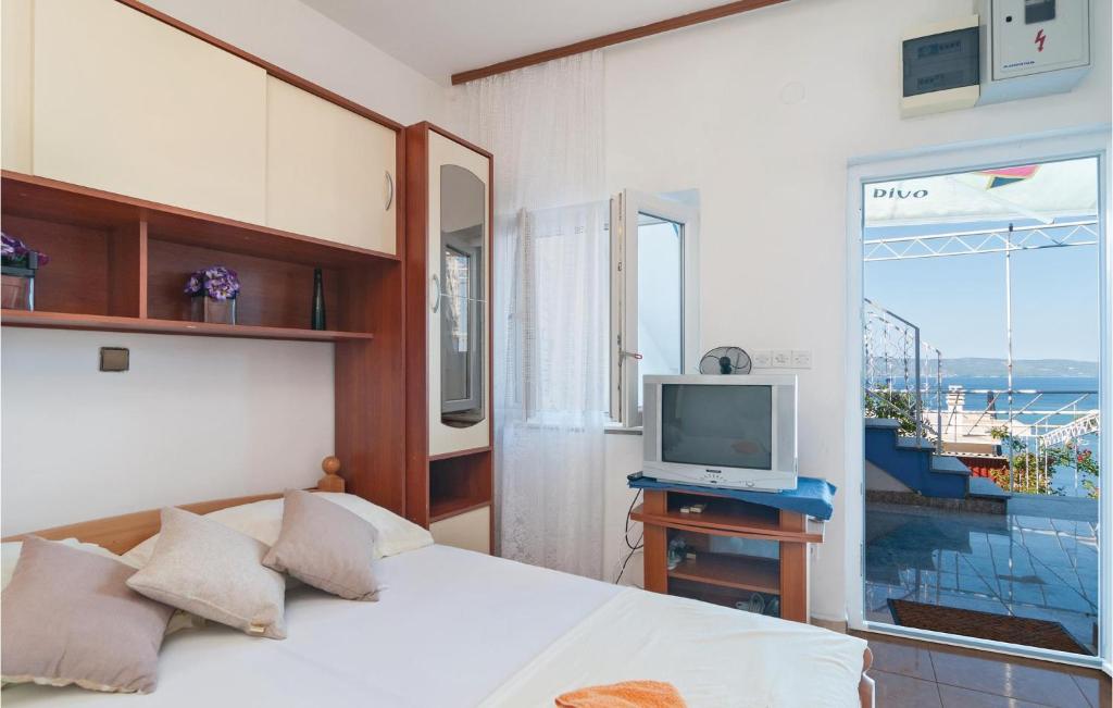Televízia a/alebo spoločenská miestnosť v ubytovaní Apartment Omis Put Borka V