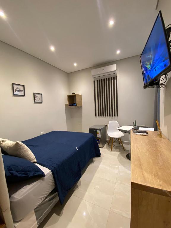 Televiisor ja/või meelelahutuskeskus majutusasutuses Habitaciones con Baño