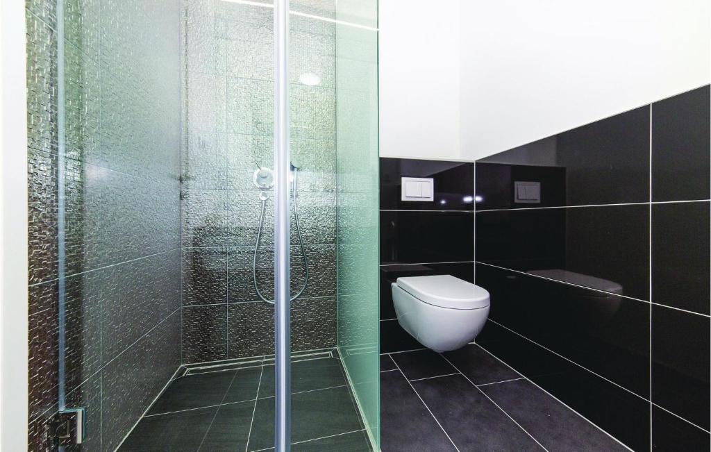 Koupelna v ubytování Eight-Bedroom Holiday Home In Kastel Novi