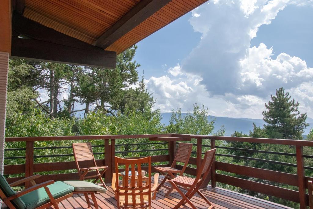 d'une terrasse avec des chaises et une table offrant une vue. dans l'établissement Grand appartement vue Montagne plein sud grand garage sur demande, à Font-Romeu
