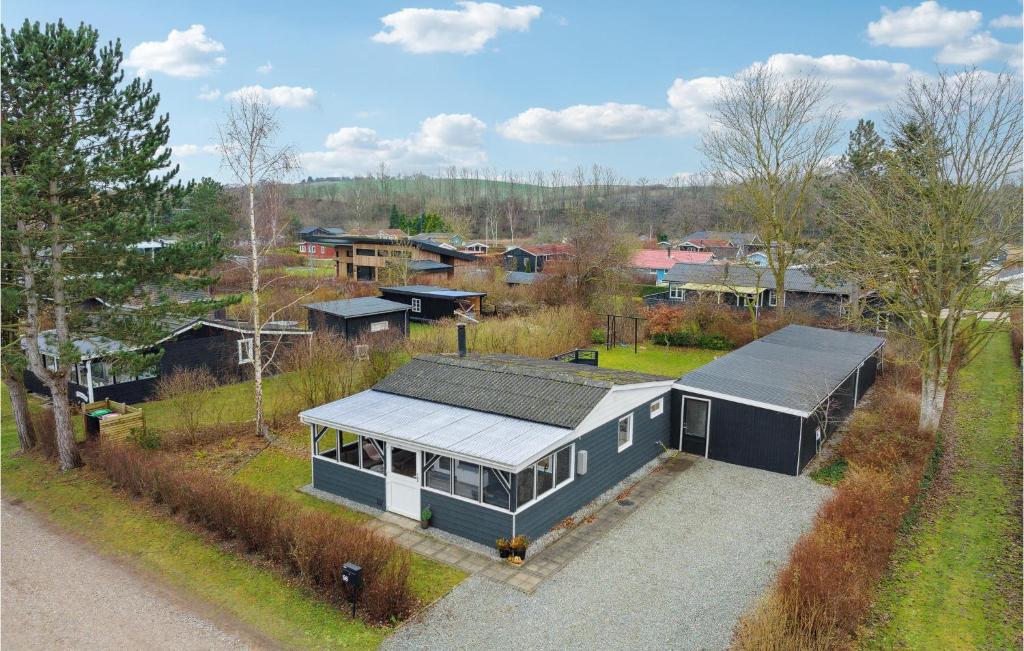 une vue aérienne d'une maison avec un toit solaire dans l'établissement Cozy Home In Haderslev With Wifi, à Haderslev