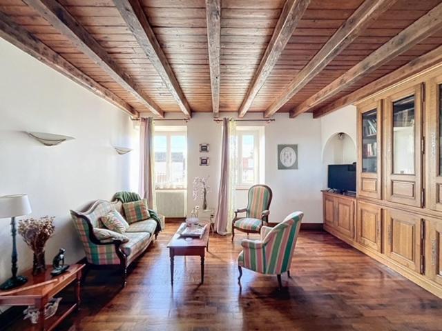 Televízia a/alebo spoločenská miestnosť v ubytovaní Villa Odile