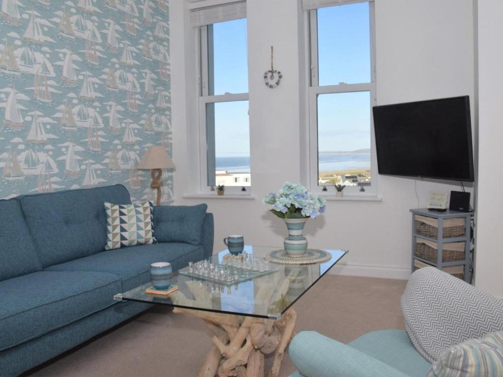 TV a/nebo společenská místnost v ubytování Ocean Wave Westward Ho! 2 bedroom apartment