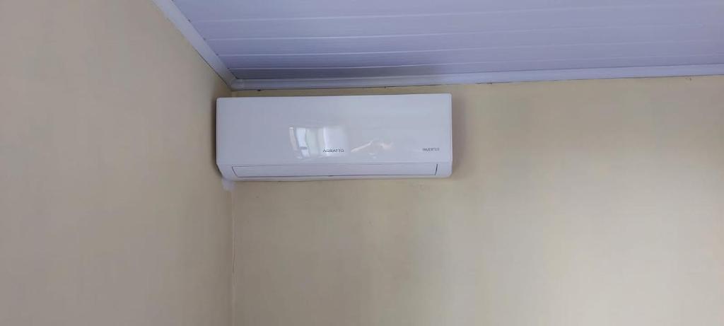 a box on a wall in a room at Suíte o Pescador, praia do rosa in Garopaba