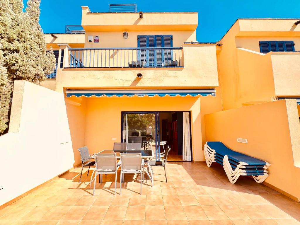 En balkon eller terrasse på Oasis Meloneras cerca del mar