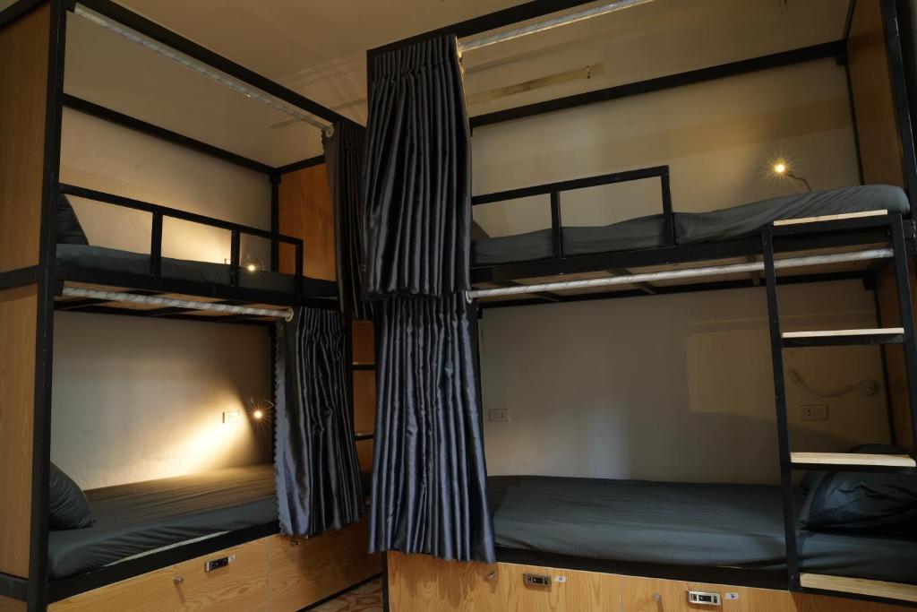 Palanda nebo palandy na pokoji v ubytování Quiri Hostel Hanoi