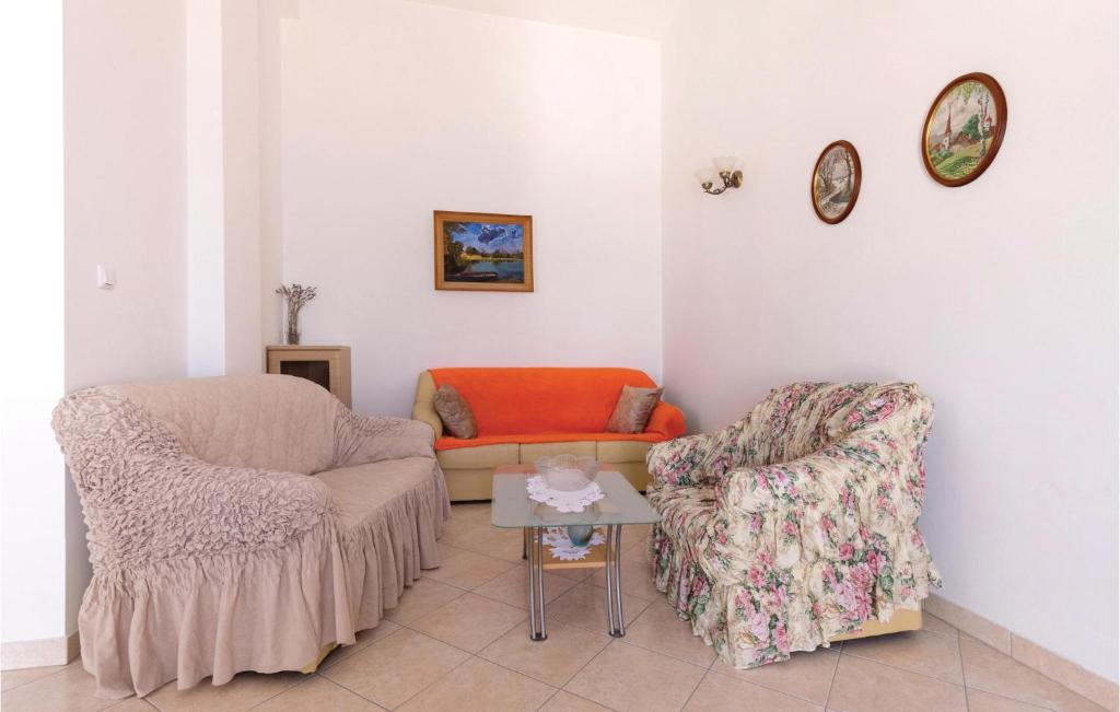 Posezení v ubytování Two-Bedroom Apartment In Komarna