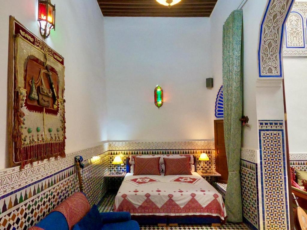 Postel nebo postele na pokoji v ubytování Riad d'Art de Fès