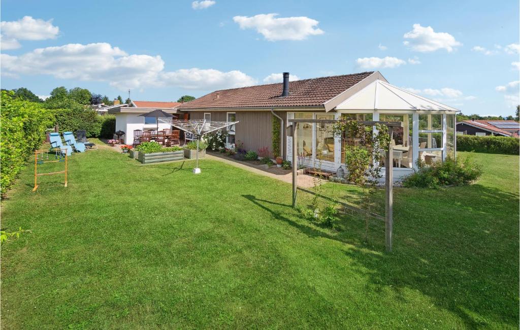 een huis met een gazon ervoor bij 3 Bedroom Nice Home In Hejls in Hejls