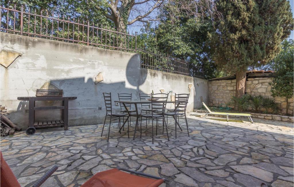 Patio alebo iná vonkajšia časť ubytovania Stunning Home In Rovinj With Wifi