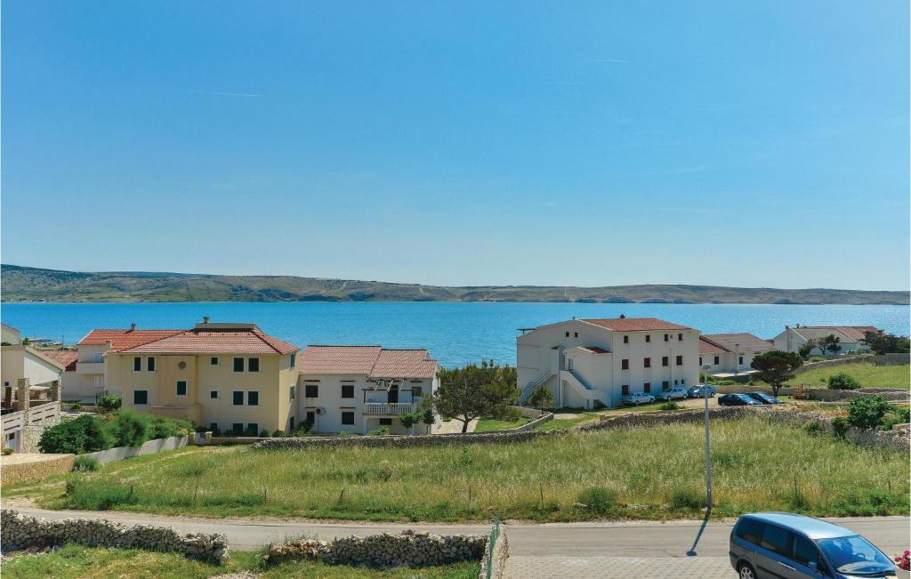 szereg domów obok dużego zbiornika wodnego w obiekcie Lovely Apartment In Kustici With Wifi w mieście Kustići