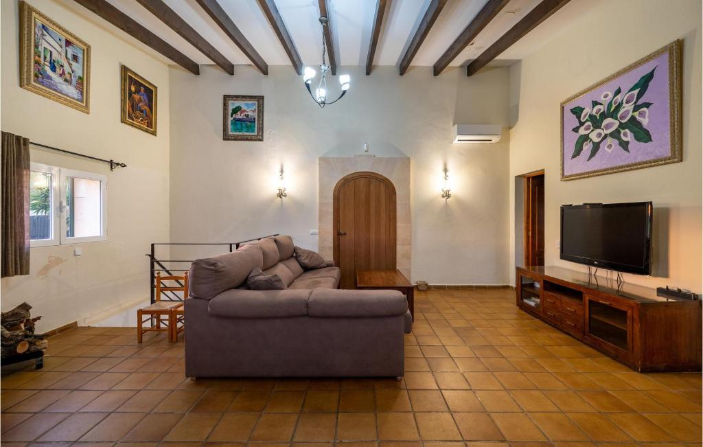 salon z kanapą i telewizorem z płaskim ekranem w obiekcie Awesome Home In Sineu w mieście Sineu
