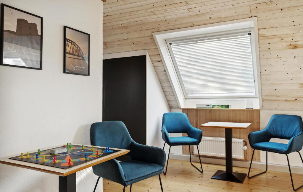 Posezení v ubytování 3 Bedroom Cozy Home In Løgstrup