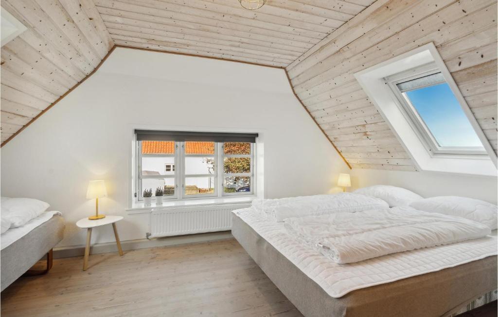 Postel nebo postele na pokoji v ubytování 3 Bedroom Cozy Home In Løgstrup