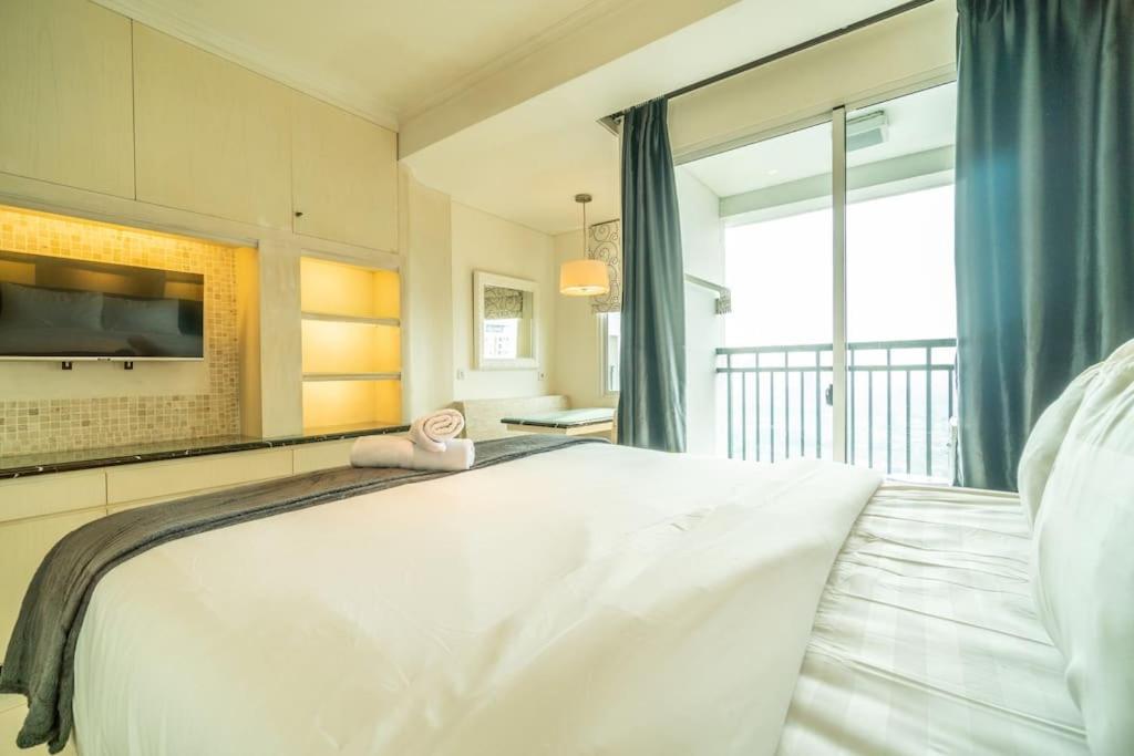 Postel nebo postele na pokoji v ubytování Luxury studio Near GI Mall Thamrin Executive SCBD
