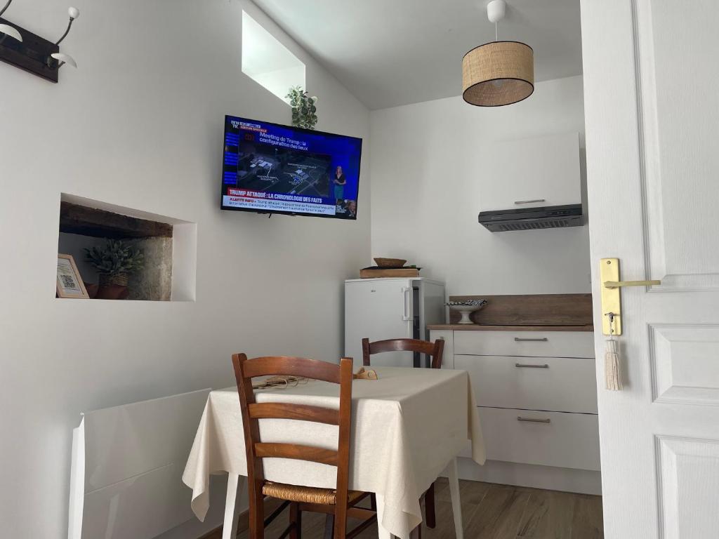 Kuchyň nebo kuchyňský kout v ubytování Gîte des Comtes du Perche 2 logements indépendants de 40 et 25 m2