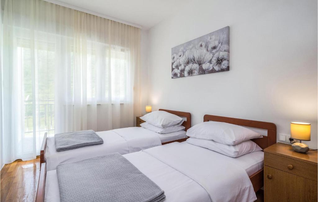 Posteľ alebo postele v izbe v ubytovaní 4 Bedroom Stunning Home In Kucice