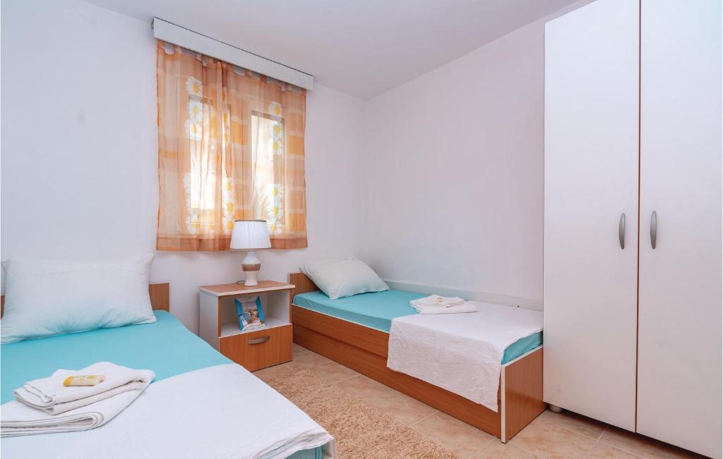 Postel nebo postele na pokoji v ubytování Lovely Apartment In Osobljava With Wifi