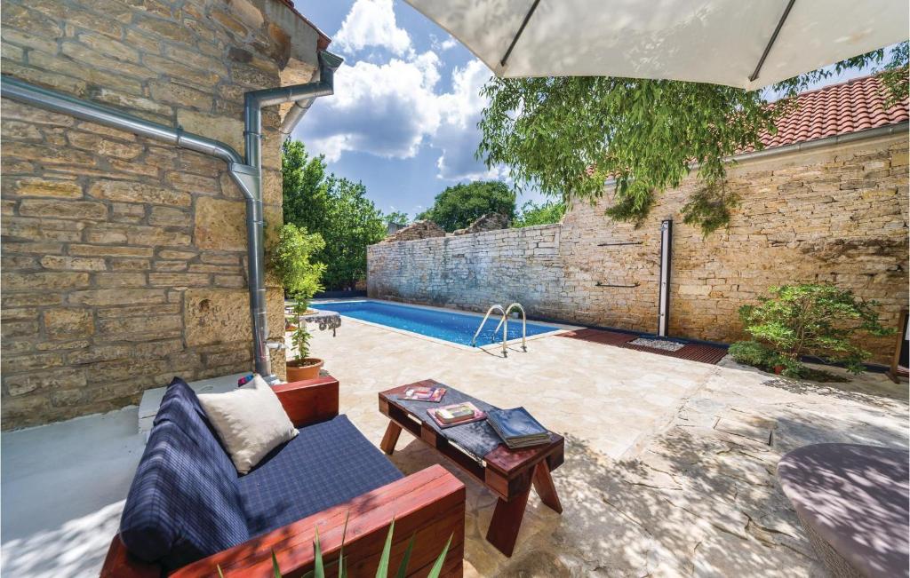 Bazén v ubytovaní Two-Bedroom Holiday Home In Pridraga alebo v jeho blízkosti