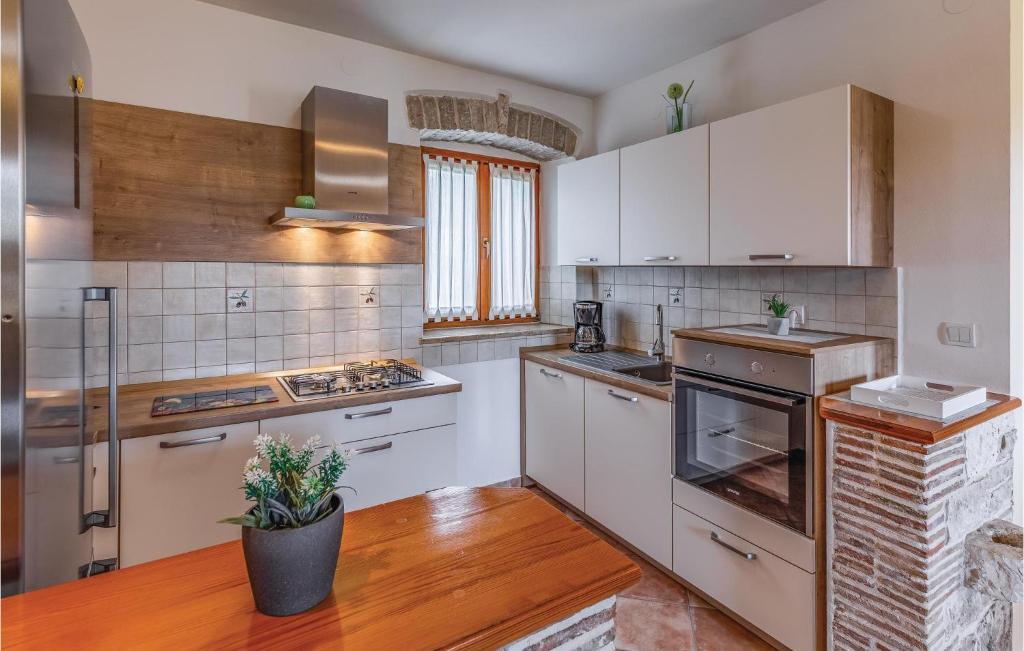 Kuchnia lub aneks kuchenny w obiekcie 2 Bedroom Stunning Apartment In Fazana