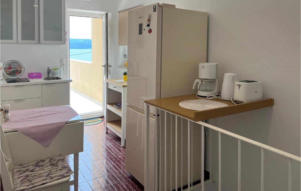 Kuchyňa alebo kuchynka v ubytovaní 2 Bedroom Nice Apartment In Dugi Rat