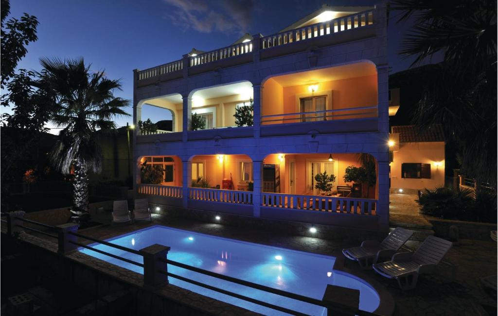 Bazén v ubytovaní Holiday Home Vlaska Iii alebo v jeho blízkosti
