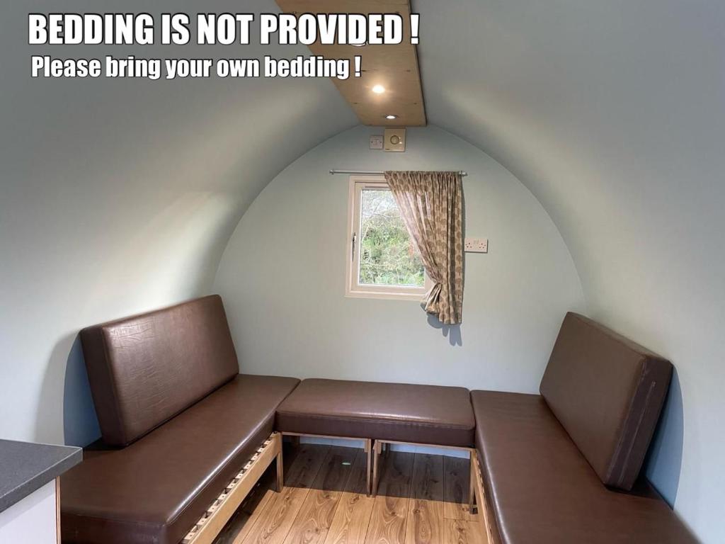 Posezení v ubytování Broom Leisure Camping Pods