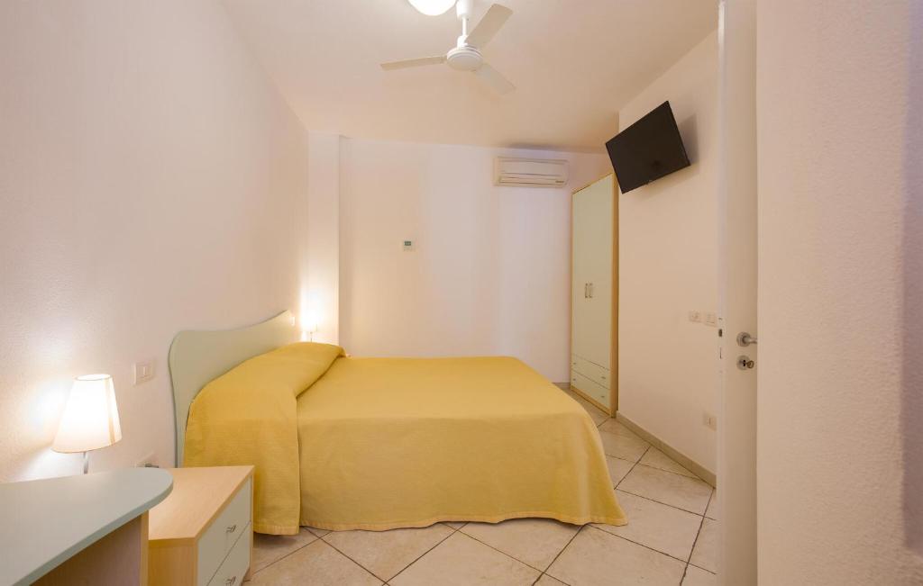 Łóżko lub łóżka w pokoju w obiekcie Pet Friendly Apartment In Ricadi