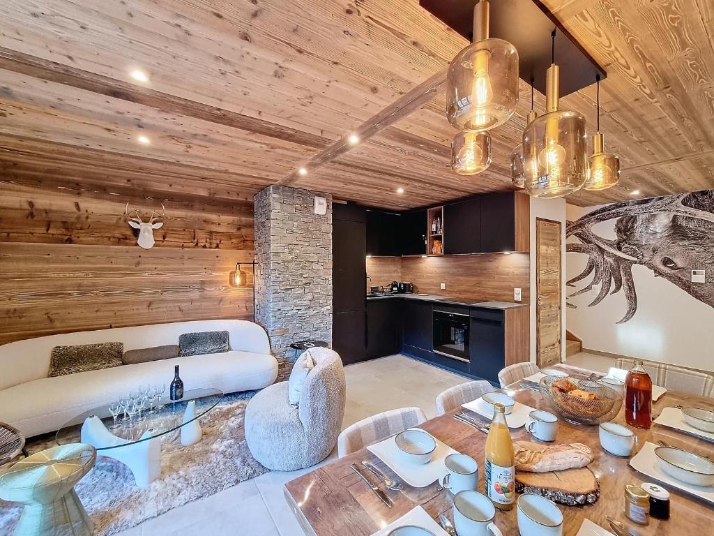 un salon avec un canapé et une table dans l'établissement Le Grand Cerf - appartement 8 pers - proche centre, aux Gets