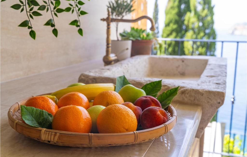 Makanan di atau berdekatan apartmen