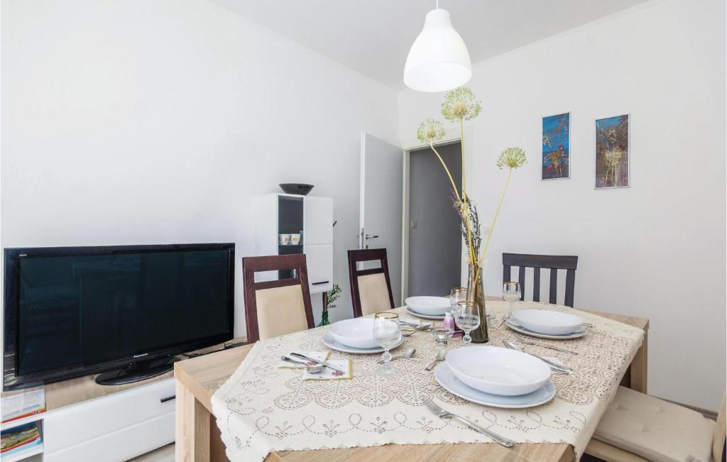 Televízia a/alebo spoločenská miestnosť v ubytovaní 2 Bedroom Beautiful Home In Selce