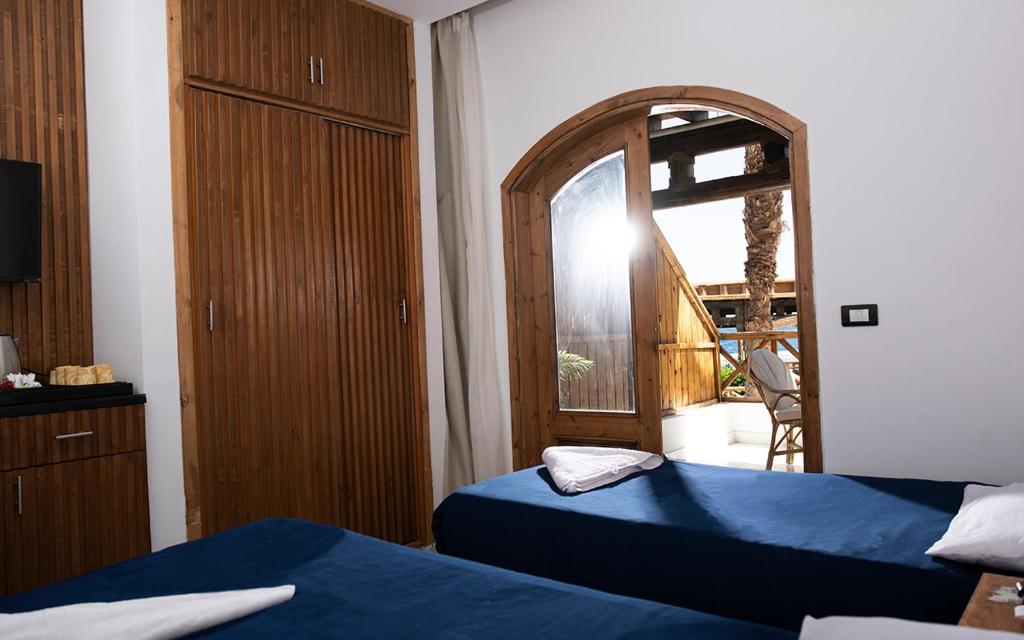 Postel nebo postele na pokoji v ubytování Penguin Village Dahab