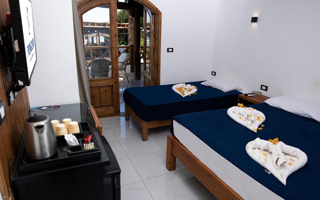 Postel nebo postele na pokoji v ubytování Penguin Village Dahab