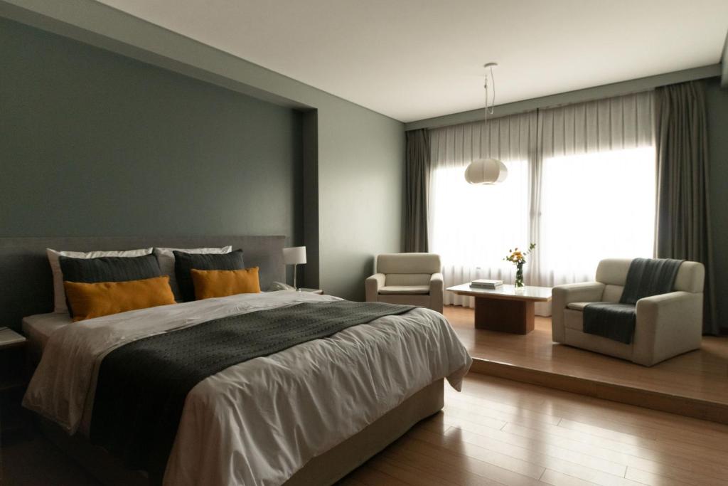 Una cama o camas en una habitación de Aguada Hotel
