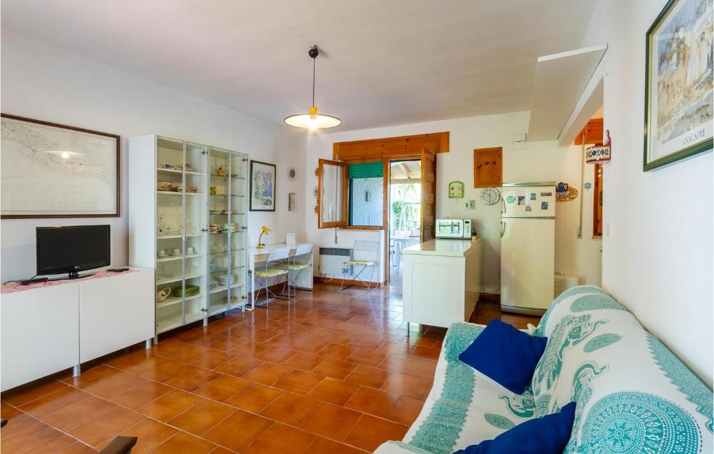 Kuchnia lub aneks kuchenny w obiekcie Awesome Home In Manduria With Kitchen