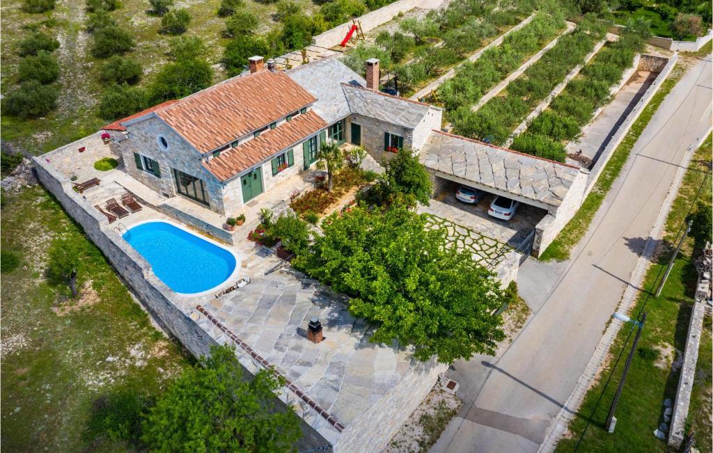 Basen w obiekcie 3 Bedroom Beautiful Home In Lisicic lub w pobliżu