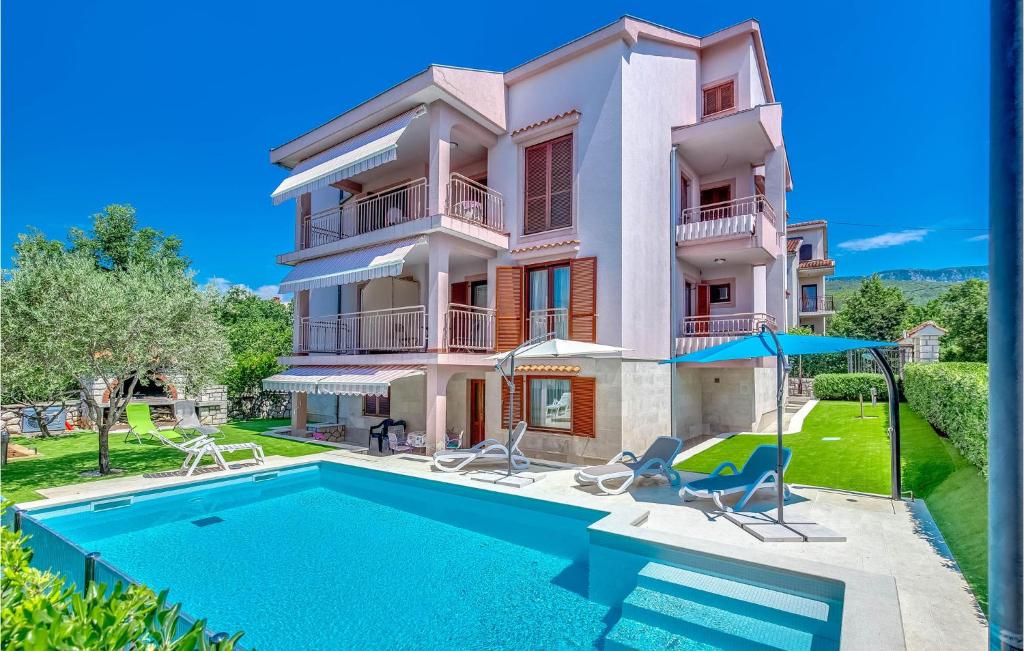 eine Villa mit Swimmingpool und ein Haus in der Unterkunft Gorgeous Home In Jadranovo With Kitchen in Jadranovo