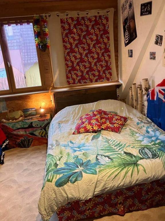 Postel nebo postele na pokoji v ubytování Chambre Océanie en Alsace