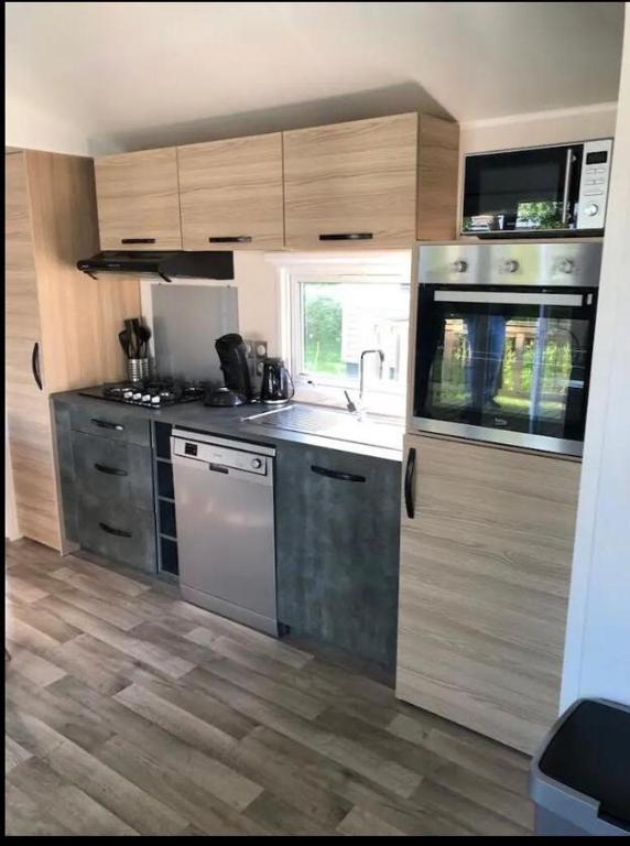 Kuchyň nebo kuchyňský kout v ubytování Chalet tussen Zee en Meer