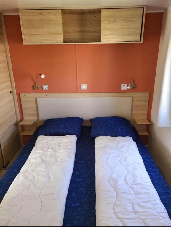 Postel nebo postele na pokoji v ubytování Chalet tussen Zee en Meer