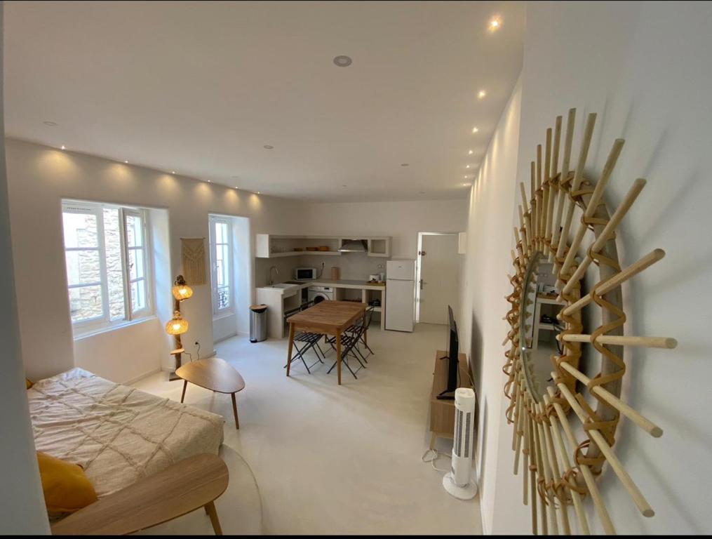 un salon avec un canapé et une table dans l'établissement Paros appartement salon et chambre, à Nîmes